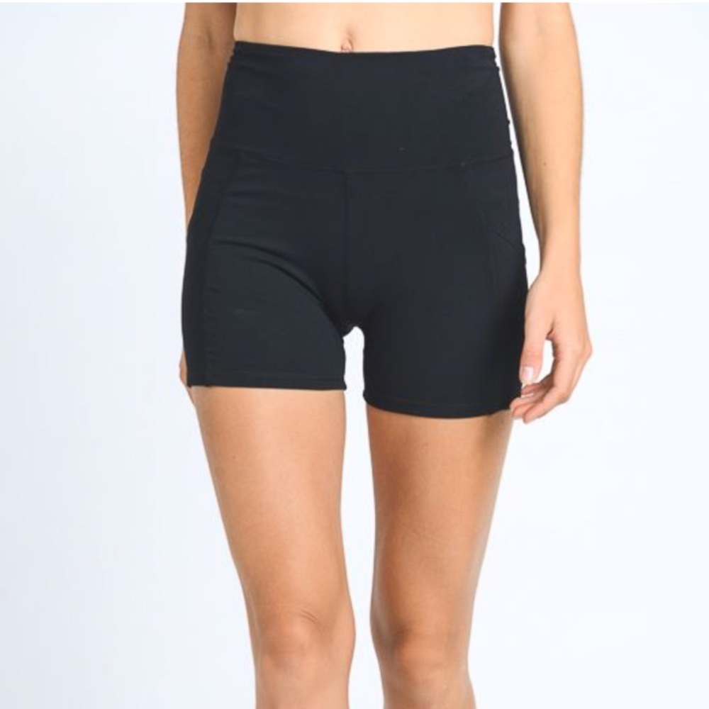 LAST MEDIUM High-waisted black shorts!